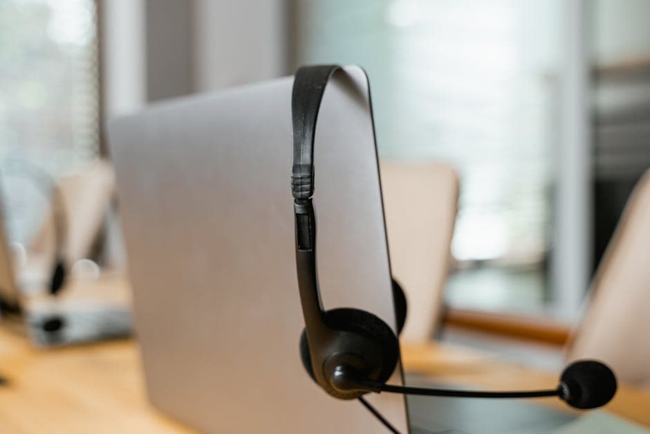 Customer support headset for FAQ assistance
